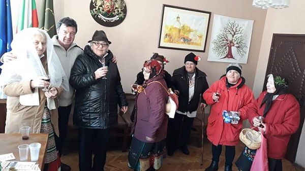 Велико Търново: Жени от Клуба на пенсионера в Килифарево пресъздадоха обичая на Бабинден