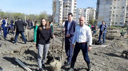 Тотев и Габи Петрова забиха дръвчета на „Лаута”