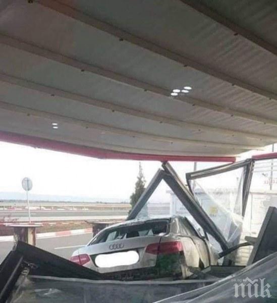 НА КОСЪМ ОТ ТРАГЕДИЯ: Ауди влетя в бензиностанция на АМ "Тракия" (СНИМКИ)