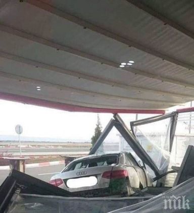 НА КОСЪМ ОТ ТРАГЕДИЯ: Ауди влетя в бензиностанция на АМ
