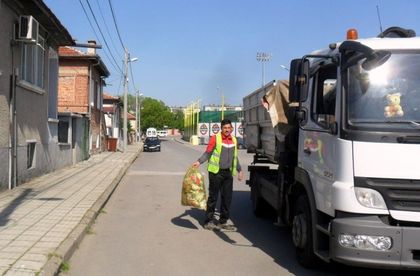 Събират жълтите чували в "Коматево" от врата на врата