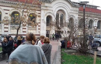 ИЗВЪНРЕДНО! Евакуираха Централни хали в София - хората кашлят, страшно е! (СНИМКИ/ОБНОВЕНА)