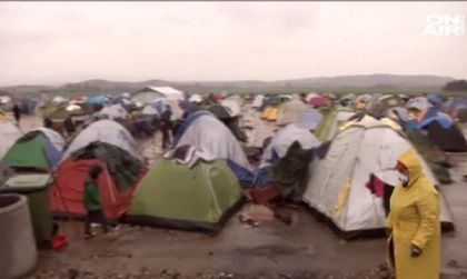 Разселват бежанците от Идомени в други лагери