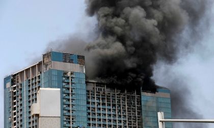 Пожар избухна в 28-етажна кула в строеж в Абу Даби