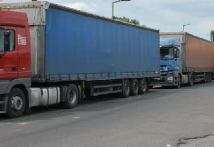 Колона от ТИР-ове затапва пътя за Калафат, изпреварването е опасно