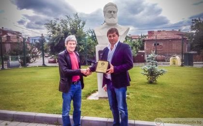 Динко Дерменджиев с плакет от Ботев за ЧРД