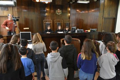 Благоевград: Ученици от 8 СУ „Арсени Костенцев“ разиграха симулативен съдебен процес в Районния съд