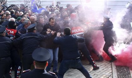 Сблъсъци между протестиращи и полиция в Албания