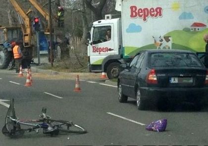 Пометен от кола велосипедист е с потрошени ребра
