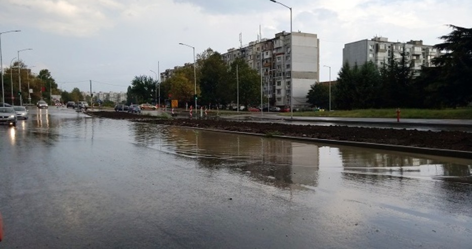 Мокри са пътните настилки във Варна и областта, трафикът е слаб