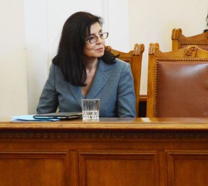 Кунева раздаде ресори на вицетата си