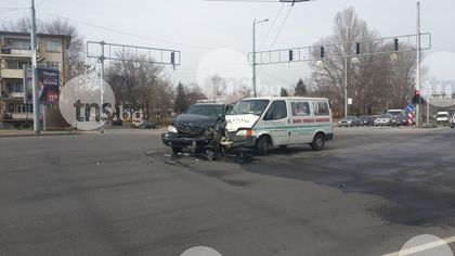 Мерцедес и товарен форд се блъснаха на кръстовище в Пловдив