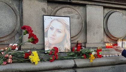 Дъщеричката на Виктория Маринова чака майка си да се прибере