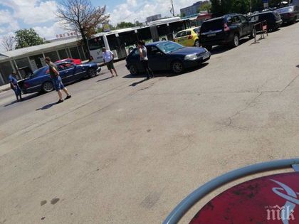 Шофьорка сътвори глупаво меле на входа на стоков базар