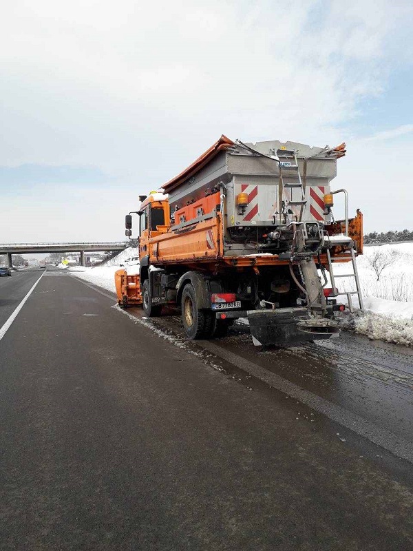 АПИ: Ограничено е движението на тежкотоварни автомобили над 12 тона по път II-17 – автомагистрала „Хемус“ – Ботевград поради снегопочистване на територията на област Враца