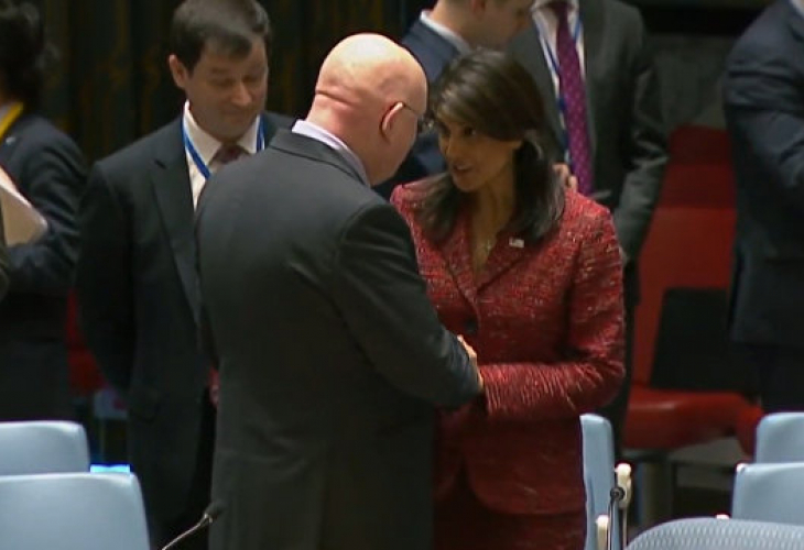 Война ли?!? Посланиците на САЩ и Русия в ООН в страстни целувки помежду си! (ВИДЕО)