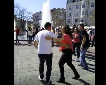 Пловдив танцува салса пред Общината ВИДЕО