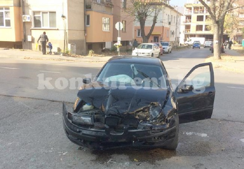 ГОЛЯМО МЕЛЕ: Две коли се натресоха в центъра на Враца (СНИМКИ)