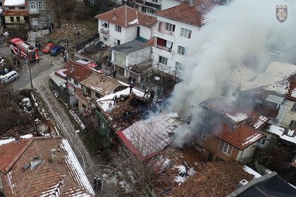 Велико Търново: Изгасен е пожарът в кв. „Варуша“, семейство е настанено в общинско жилище