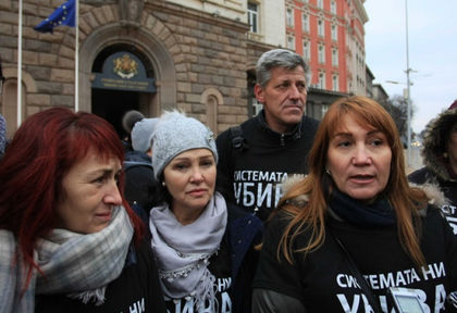 Протестиращите майки свалиха черните знамена и сложиха сиви шалове