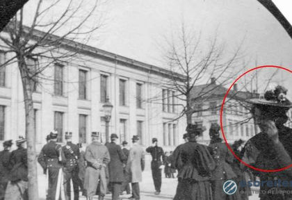 Шок! Жена разговаря по смартфон на СНИМКА от 1890 година