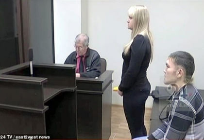 Жена намушка приятеля си 13 пъти с нож, а в съда жертвата ѝ направи предложение за брак, съдията в шок (СНИМКИ)