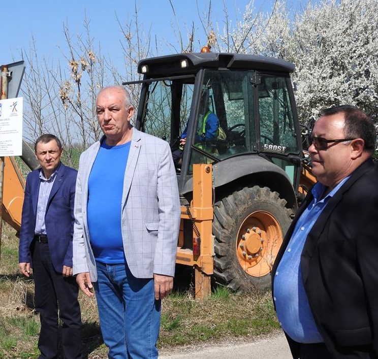 Видин: Народният представител от ГЕРБ Владимир Тошев направи първа копка на ремонт на два пътни участъка