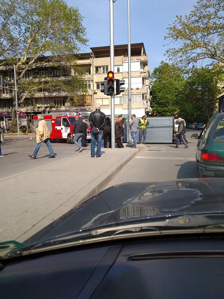 Зверска катастрофа в пред Мол в Пловдив! Кола се обърна след челен сблъсък! СНИМКА