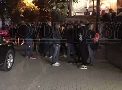 ЕКСКЛУЗИВНО в PlovdivDerby.com: Ултраси на Локо и Берое в сблъсък преди мача СНИМКА