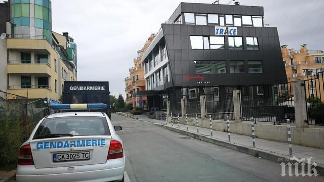 Извънредно! Разследващи и жандармерия влязоха в сградата на 