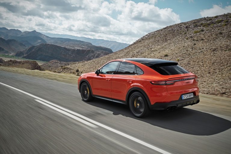 Cayenne се превърна в купе Porsche пуска вариант със скосен покрив на своя SUV