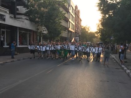 Феновете на Локомотив Пловдив в Асеновград: България над всичко! (СНИМКИ)