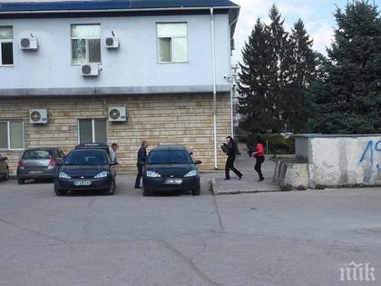 Прокуратурата влезе в Община Стражица, изземват документи (СНИМКА)