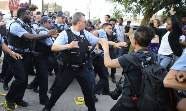 Протести в Чикаго. Полицай застреля мъж