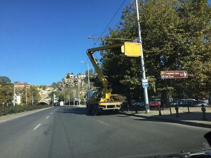 Коледа идва, време не остана! В Пловдив вече слагат коледната украса (СНИМКИ)