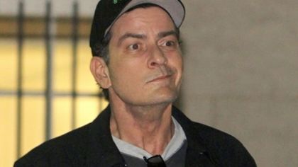 Погнаха Чарли за СПИН-а - порноактриса го даде на съд