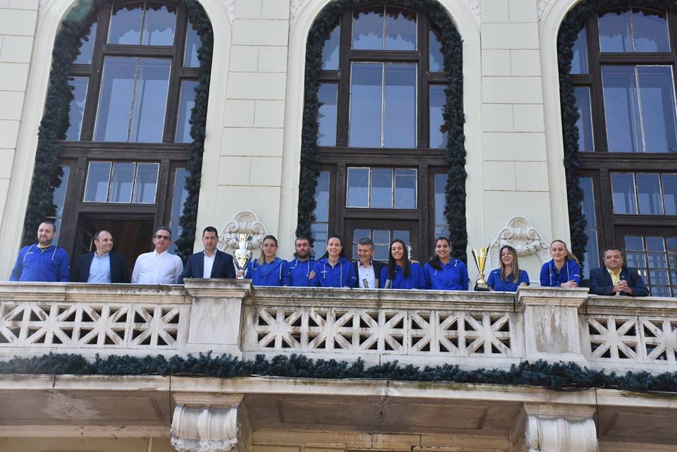 Волейболистките на Марица показаха трофеите в Общината СНИМКИ