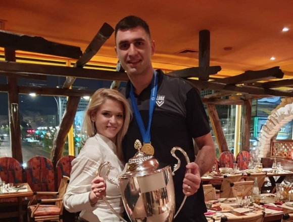 Цецо Соколов връчи купата на Шампионската лига на жена си
