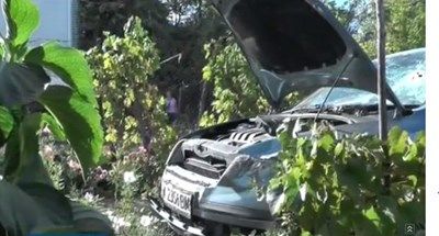 Кола се вряза в двор на възрастна жена във видинско село (Видео)