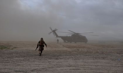 Осем охранители на американска военна база в Афганистан са убити