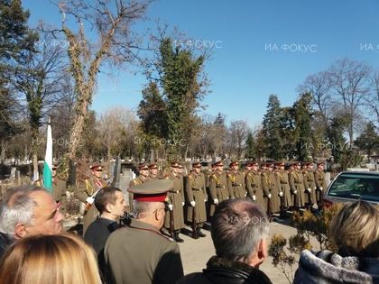 С военни почести и гвардейски духов оркестър бе изпратен Красимир Узунов (ОБЗОР II)