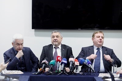 Каракачанов отива със синя каска на среща със Сидеров и Симеонов