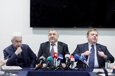 Каракачанов отива със синя каска на среща със Сидеров и Симеонов