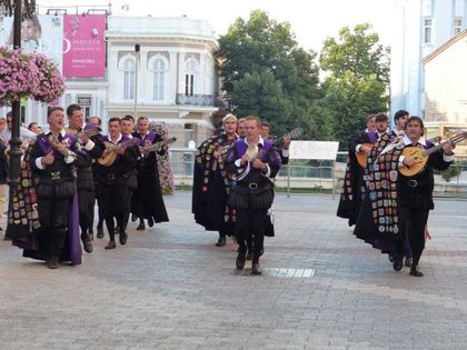 Испанската Ла Туна разтърси центъра на Пловдив СНИМКИ