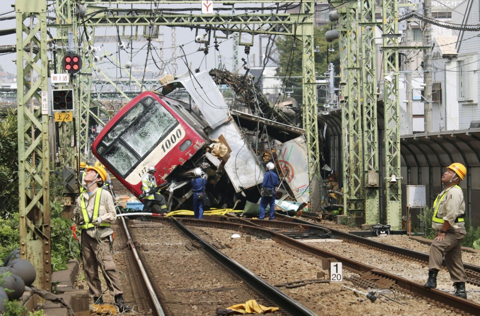 Япония изтръпна от ужас – влак дерайлира след удар с тир, десетки са ранени