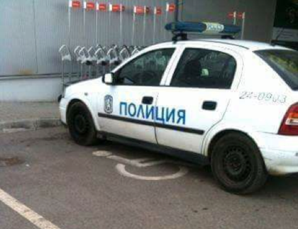 Пак в издънка! Варненска патрулка паркира на място за инвалиди (СНИМКА)