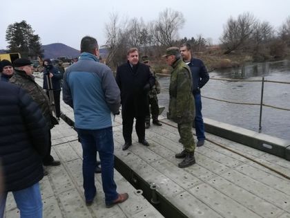 Министър Красимир Каракачанов се срещна с военнослужещите, ангажирани с изграждането на мост над река Искър край Червен бряг