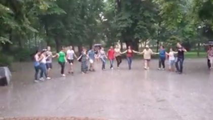 Уникално ВИДЕО: Пловдивчани извиха хоро под пороя в Цар Симеоновата Градина