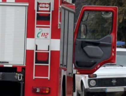 Горя столична автокъща, не се изключва умишлен палеж