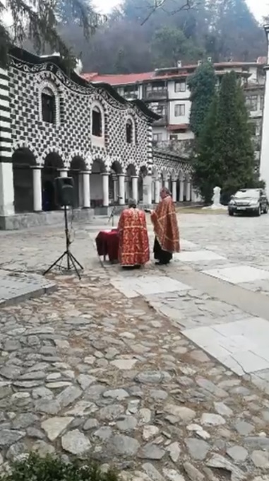 Благоевград: В двора на храм „Въведение Богородично“ бе отслужена панихида за загиналите за Освобождението на България